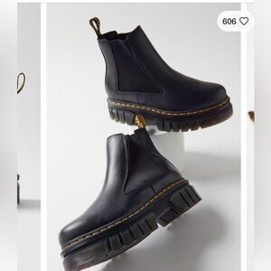 LIKE NEW Women’s Dr. Martens Audrick Leather Platform Chelsea Boot
